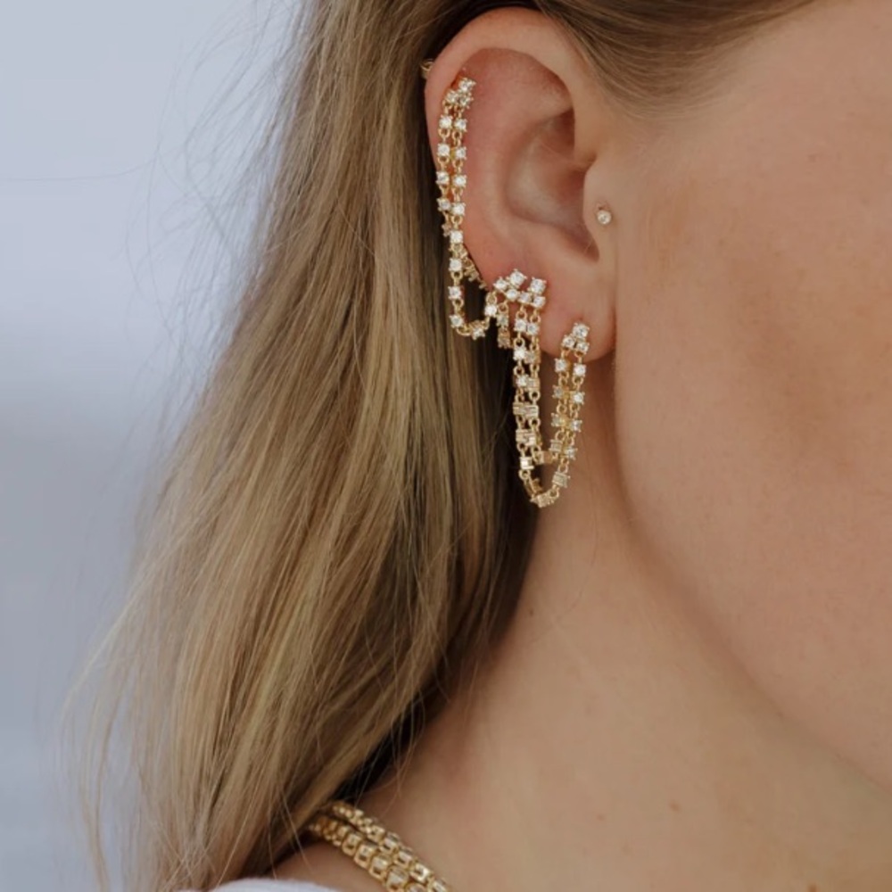 Single diamond drop earring from Eight Five One Jewelry! Never worn & brand new